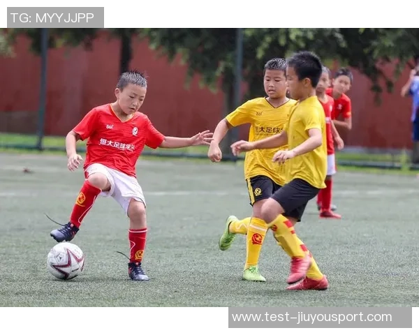 校园足球外教助力青少年成长提升足球技能与团队合作精神